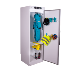 Balts apģērbu žāvēšanas skapis ar ventilācijas izvadu, iekšā zila virsjakas, dzeltenas drēbes un aksesuāri.