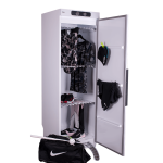 Balts apģērbu žāvēšanas skapis ar ventilācijas izvadu, iekšpusē apģērbi un aksesuāri, moderns un funkcionāls dizains.