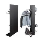 Melns apģērbu un apavu žāvētājs ar piekārtiem apģērbiem un apaviem, moderns un kompakts dizains.