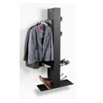 Melns apģērbu un apavu žāvētājs ar vertikālu formu, uz kura karājas uzvalks un cimdi, apakšā apavi.