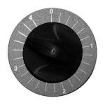 Melns regulēšanas pogas disks ar skaitļiem no 0 līdz 4, apļa forma, pelēks fons, plastmasas materiāls.