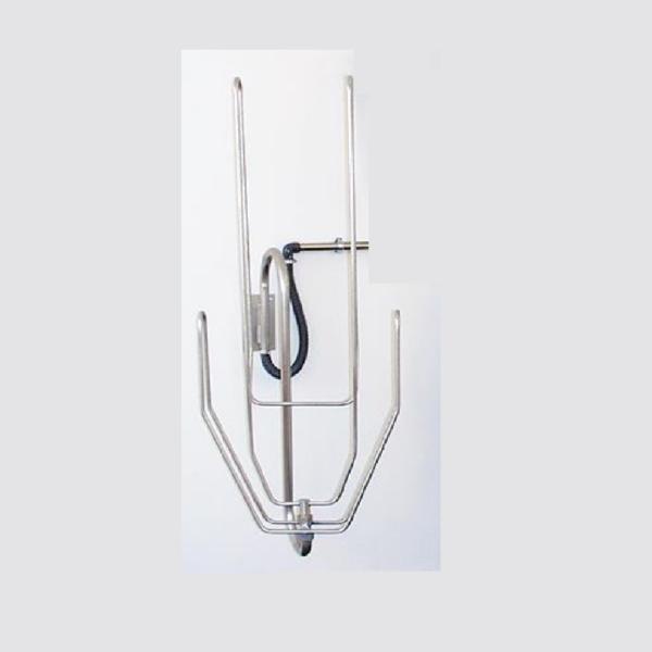 Hidrotērpu žāvētājs ar metāla rāmi un melnu šļūteni, ar divām izliektām kājām un centrālo atbalstu.