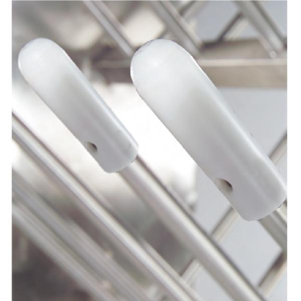 Balti gaisa vārsti ar ovālu formu, izgatavoti no plastmasas, piestiprināti pie metāla žāvētāja.