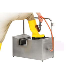 Zābaku mazgāšanas stacija ar metāla korpusu, dzelteniem gumijas zābakiem un ūdens šļūteni.