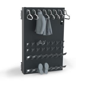 Melns žāvēšanas panelis ar āķiem apģērba un apavu žāvēšanai, ar modernu dizainu un funkcionālām plauktiem.