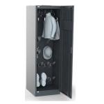 Žāvēšanas skapis ar pelēku korpusu, iekšpusē apģērbs, apavi un cepure, nodrošina siltā gaisa plūsmu.