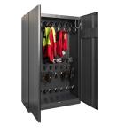 Melns žāvēšanas skapis ar divām durvīm, iekšpusē sarkani apģērbi un apavi, āķi un plaukti.