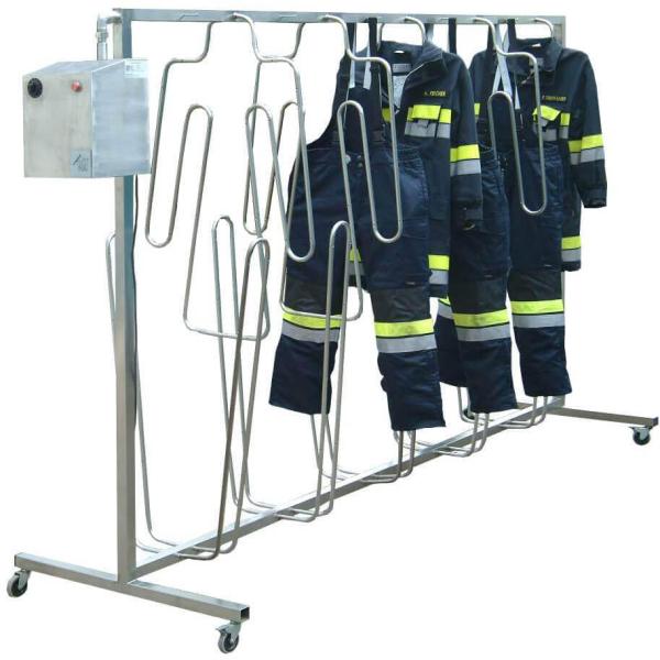 Aizsargapģērbu žāvēšanas iekārta ar metāla rāmi, uz kura pakārti tumši zili tērpi ar atstarojošām svītrām.