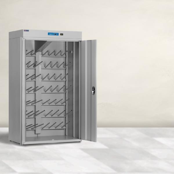 Apavu žāvēšanas skapis ar sudraba krāsu, metāla korpusu un atvērtām plauktiem apaviem.