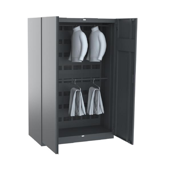 Pelēks apģērbu žāvēšanas skapis ar divām plauktiem un pakaramiem, iekšpusē divi žaketi un divi bikses.