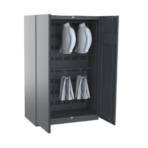 Pelēks apģērbu žāvēšanas skapis ar divām plauktiem un pakaramiem, iekšpusē divi žaketi un divi bikses.