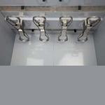 Apģērbu žāvēšanas skapis ar sudraba krāsas metāla stiprinājumiem un gludu pelēku iekšpusi. Četras žāvēšanas vietas.