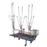 Ķīmisko aizsargtērpu mazgātājs un žāvētājs ar metāla konstrukciju un elastīgām šļūtenēm, uz riteņiem.