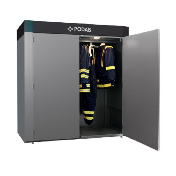 PODAB ProLine FC 20 žāvēšanas skapis ar pelēku korpusu un atvērtām durvīm, iekšpusē redzami darba apģērbi.