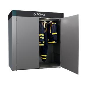 PODAB ProLine FC 20 žāvēšanas skapis ar pelēku korpusu un atvērtām durvīm, iekšpusē redzami darba apģērbi.
