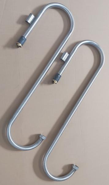 Metāla S-loka savienojuma caurules, sudraba krāsā, ar diviem stiprinājumiem abos galos.