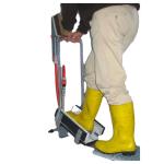 Zābaku mazgāšanas stacija ar metāla rāmi, melnu platformu un dzelteniem gumijas zābakiem.