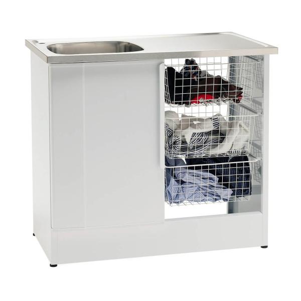 Balta izlietne ar metāla virsmu un režģa durvīm, iekārtota ar glabāšanas plauktiem.